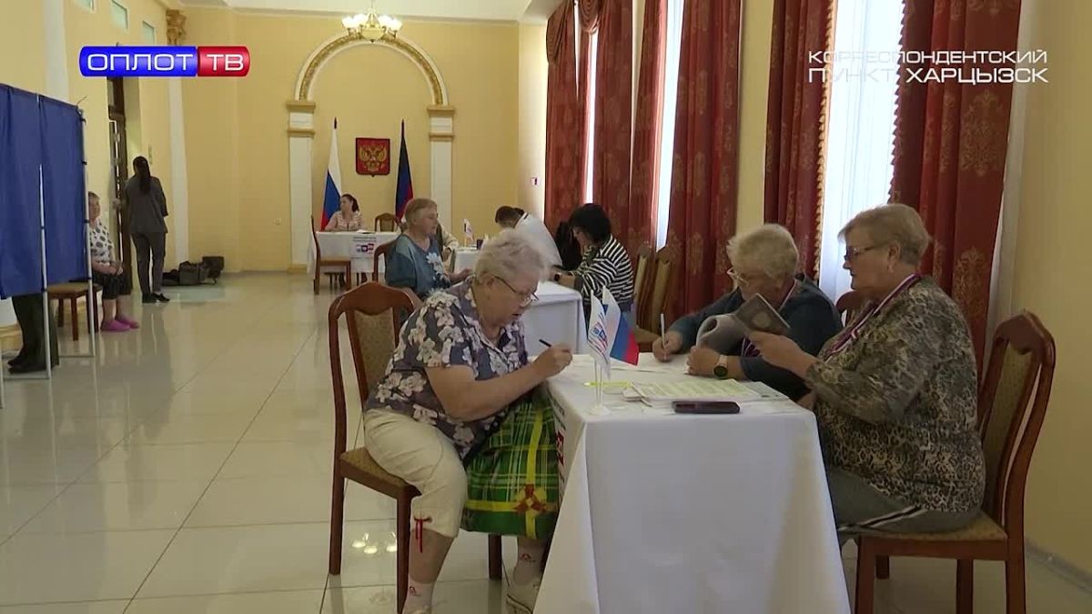 Выборы в Харцызске. . Сегодня в Донецкой Народной Республике начался основной этап голосования на выборах депутатов Государственной Думы России