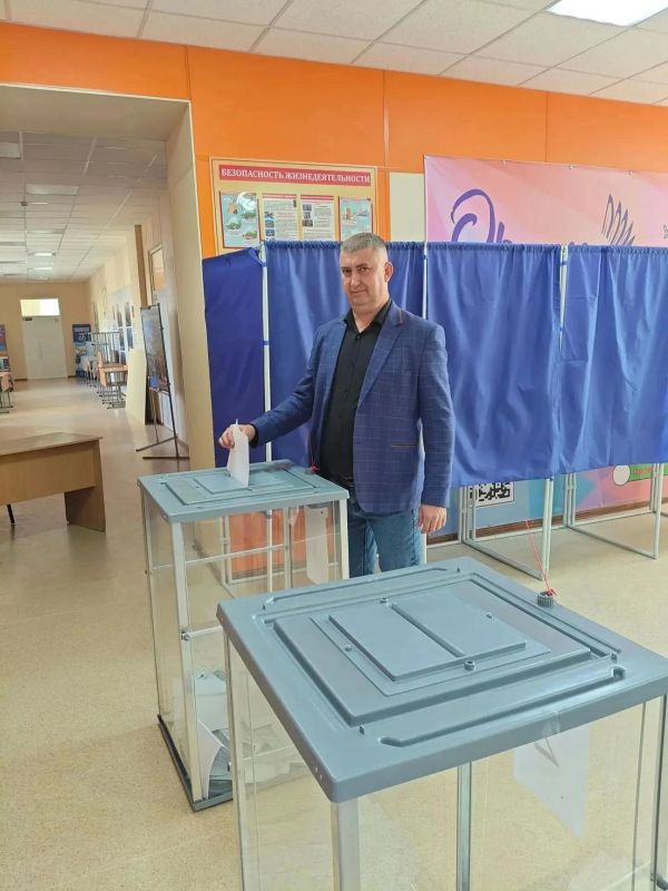 Начальник Старобешевского территориального отдела Артем Ляшов посетил избирательный участок и проголосовал на выборах депутатов Государственной Думы РФ