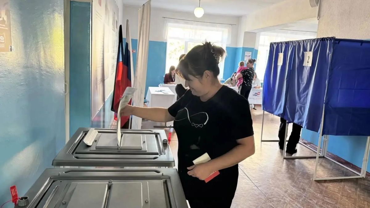 Сотрудники учреждений культуры Старобешевского округа исполнили свой гражданский долг — сегодня они одними из первых пришли на избирательные участки, чтобы проголосовать на выборах депутатов Государственной Думы РФ Сотрудники учреждений культуры Старобешевского округа исполнили свой гражданский долг — сегодня они одними из первых пришли на избирательные участки, чтобы проголосовать на выборах депутатов Государственной Думы РФ