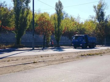Сегодня, 18 сентября, с целью приведения территории в надлежащее санитарное состояние в Кировском внутригородском районе города Макеевки силами МУП АГМ «Перспектива» продолжаются работы по уборке тротуара ул. Металлургической