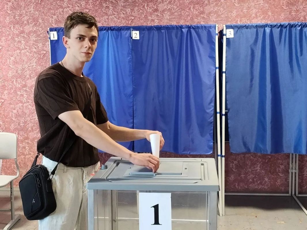 Наше будущее получает право голоса! Сегодня многие ребята впервые пришли на избирательные участки, чтобы самостоятельно сделать свой выбор Наше будущее получает право голоса! Сегодня многие ребята впервые пришли на избирательные участки, чтобы самостоятельно сделать свой выбор
