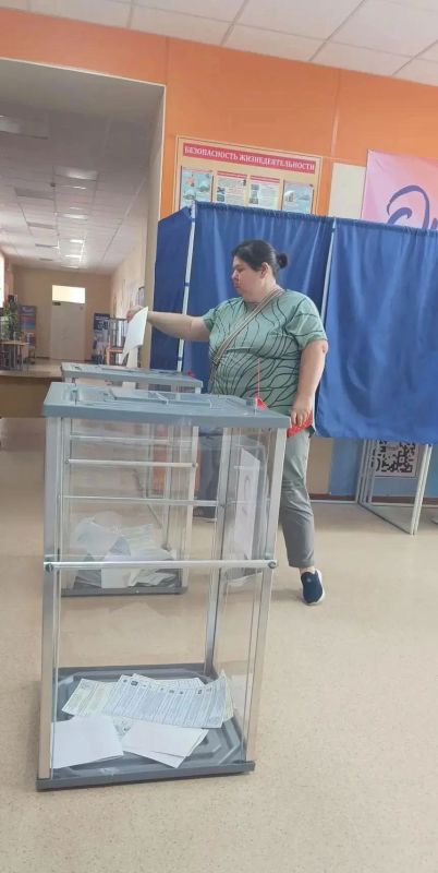 Депутат Старобешевского муниципального совета Марина Острик вместе с трудовым коллективом Старобешевской школы №1 исполнили свой гражданский долг на выборах депутатов Государственной Думы РФ Депутат Старобешевского муниципального совета Марина Острик вместе с трудовым коллективом Старобешевской школы №1 исполнили свой гражданский долг на выборах депутатов Государственной Думы РФ