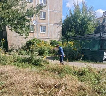 Сегодня, 18 сентября, с целью приведения территории в надлежащее санитарное состояние в Кировском внутригородском районе города Макеевки силами Макеевского филиала НКО «ЕДИНЫЙ РЕГИОНАЛЬНЫЙ ФОНД ПО УПРАВЛЕНИЮ МНОГОКВАРТИРНЫМИ...