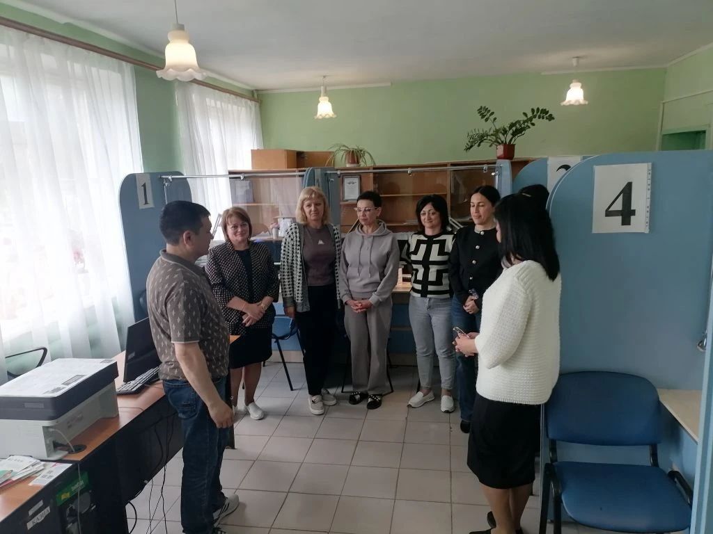 Заместитель Главы Администрации Тельмановского муниципального округа провел встречу с трудовым коллективом Клиентской службы на правах отдела в пгт Тельманово