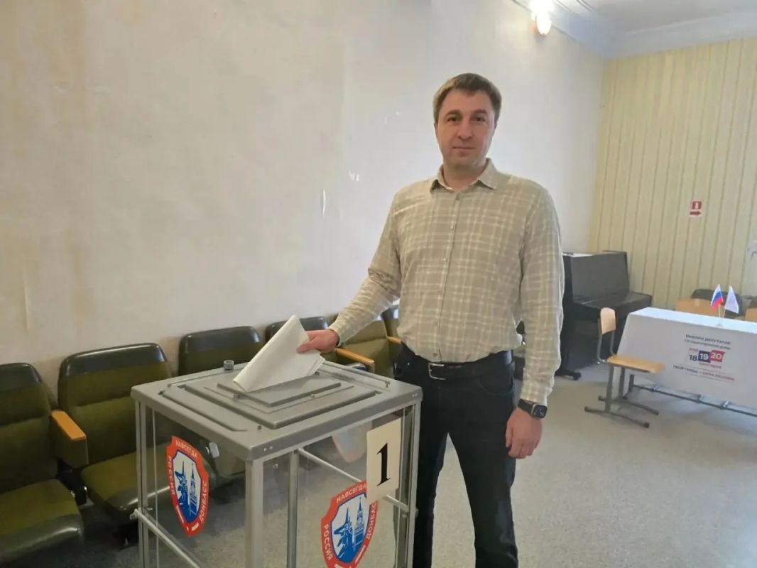 Депутат Донецкого городского совета Константин Климов исполнил свой гражданский долг, проголосовав на избирательном участке Депутат Донецкого городского совета Константин Климов исполнил свой гражданский долг, проголосовав на избирательном участке