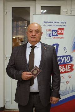 Председатель Енакиевского городского совета, принял участие в голосовании на выборах депутатов Государственной Думы Российской Федерации