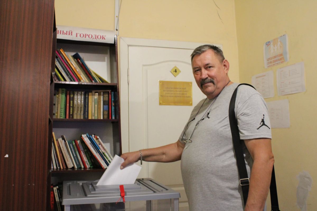 Краснолиманцы продолжают голосовать на выборах депутатов в Государственную Думу Российской Федерации Краснолиманцы продолжают голосовать на выборах депутатов в Государственную Думу Российской Федерации