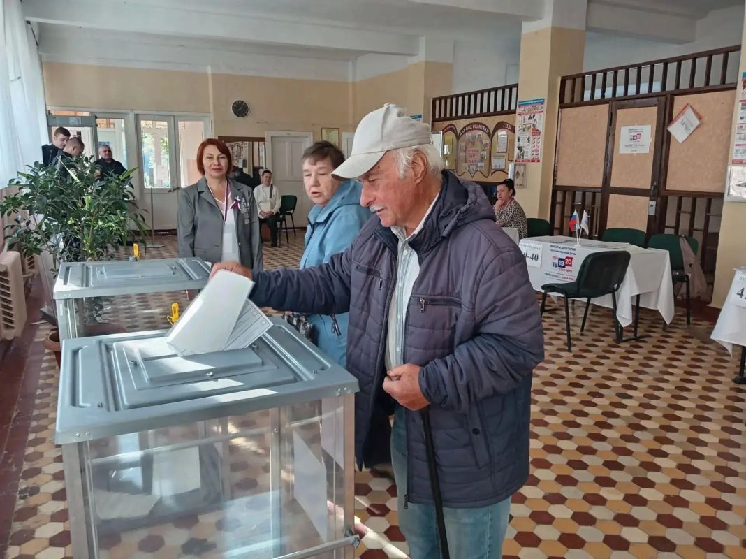 Николай Руппель: В Ясиноватой стартовал второй день голосования на избирательных участках Николай Руппель: В Ясиноватой стартовал второй день голосования на избирательных участках