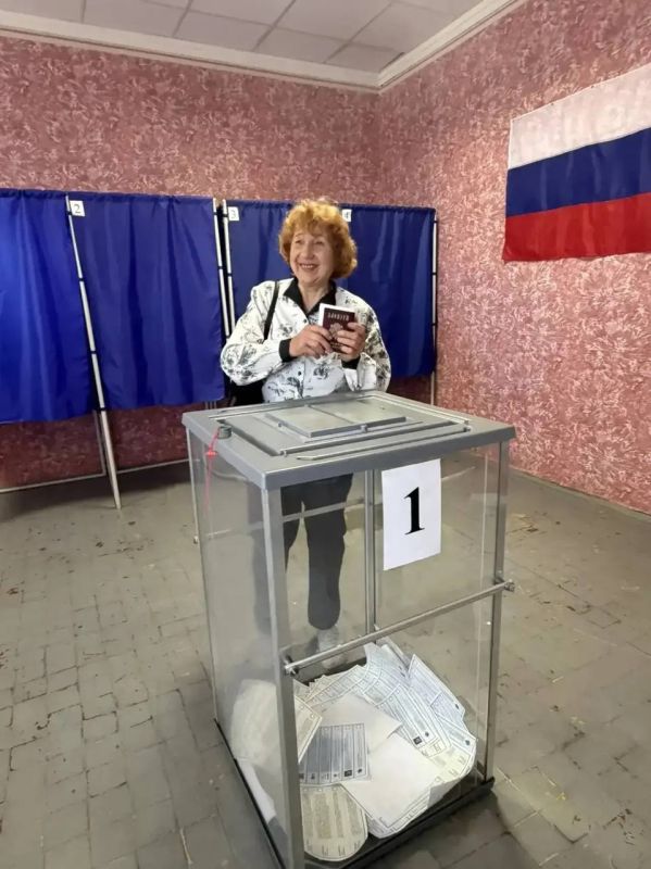 «От нашего выбора зависит будущее детей и внуков», — подчеркнула председатель совета ветеранов, лидер общественного мнения Свинаренко Неля Яковлевна, голосуя на избирательном участке № 309 в г.Моспино «От нашего выбора зависит будущее детей и внуков», — подчеркнула председатель совета ветеранов, лидер общественного мнения Свинаренко Неля Яковлевна, голосуя на избирательном участке № 309 в г.Моспино