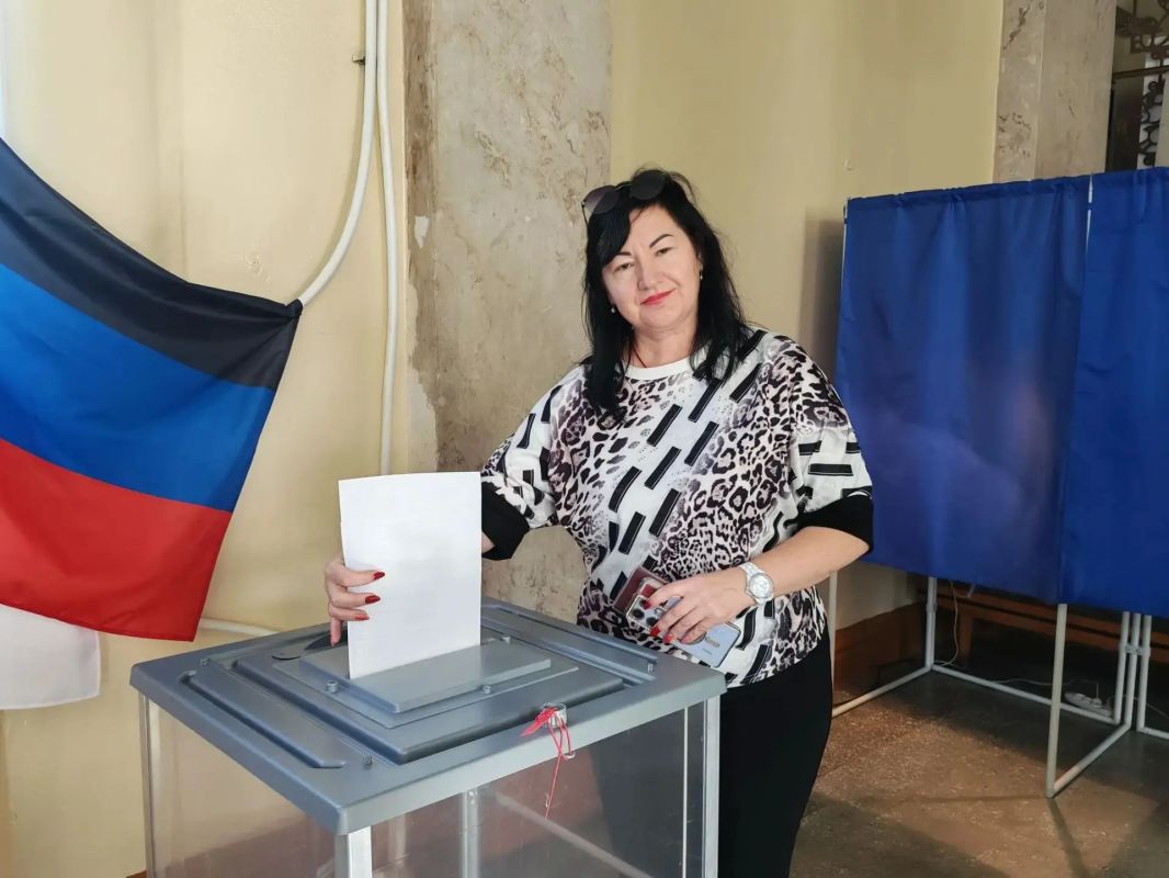 Коллектив аппарата Торезского городского совета принял участие в выборах депутатов Государственной Думы, проголосовав за стабильность и развитие нашего государства Коллектив аппарата Торезского городского совета принял участие в выборах депутатов Государственной Думы, проголосовав за стабильность и развитие нашего государства