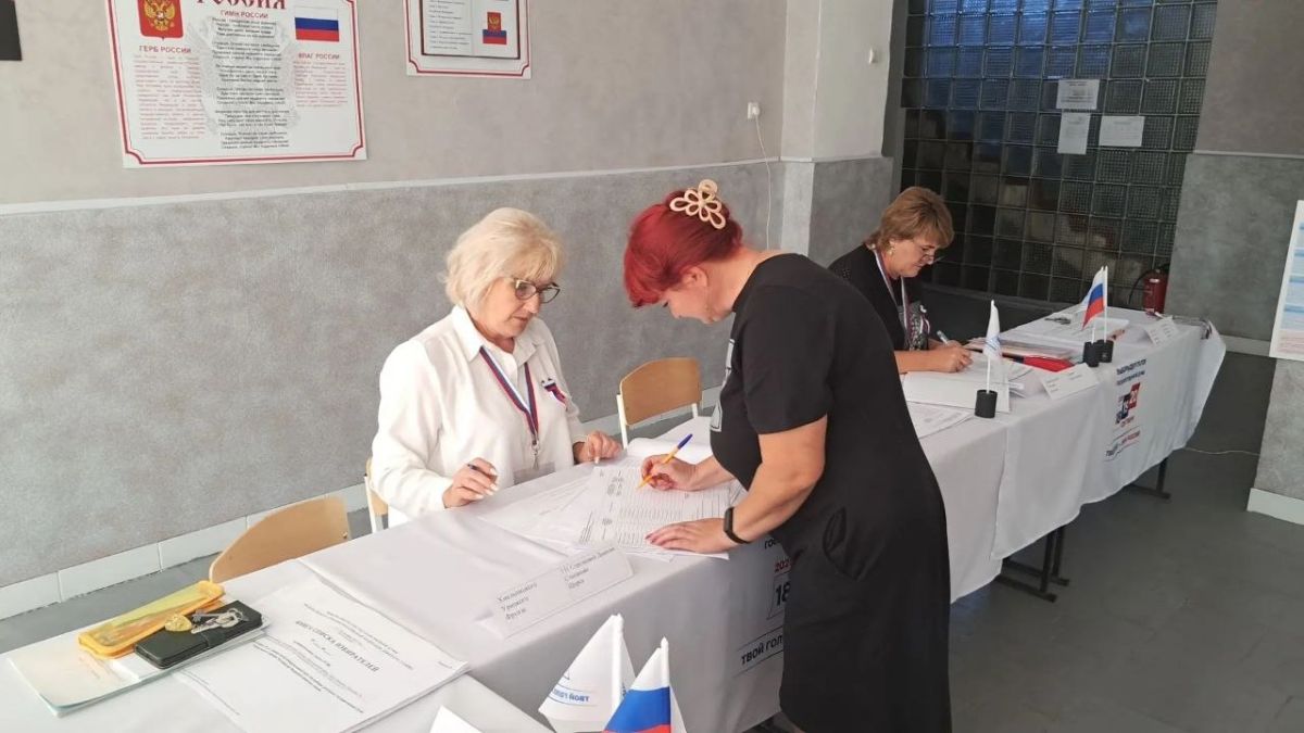Стартовал второй день голосования на избирательных участках Стартовал второй день голосования на избирательных участках