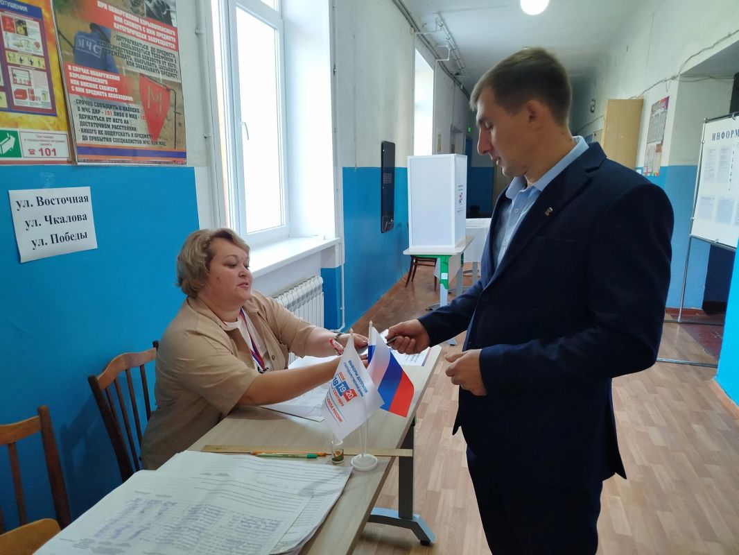 Начальник Марьяновского территориального отдела Николай Пефтиев исполнил свой гражданский долг — он вместе с семьей проголосовал на выборах кандидата в Государственную Думу Начальник Марьяновского территориального отдела Николай Пефтиев исполнил свой гражданский долг — он вместе с семьей проголосовал на выборах кандидата в Государственную Думу