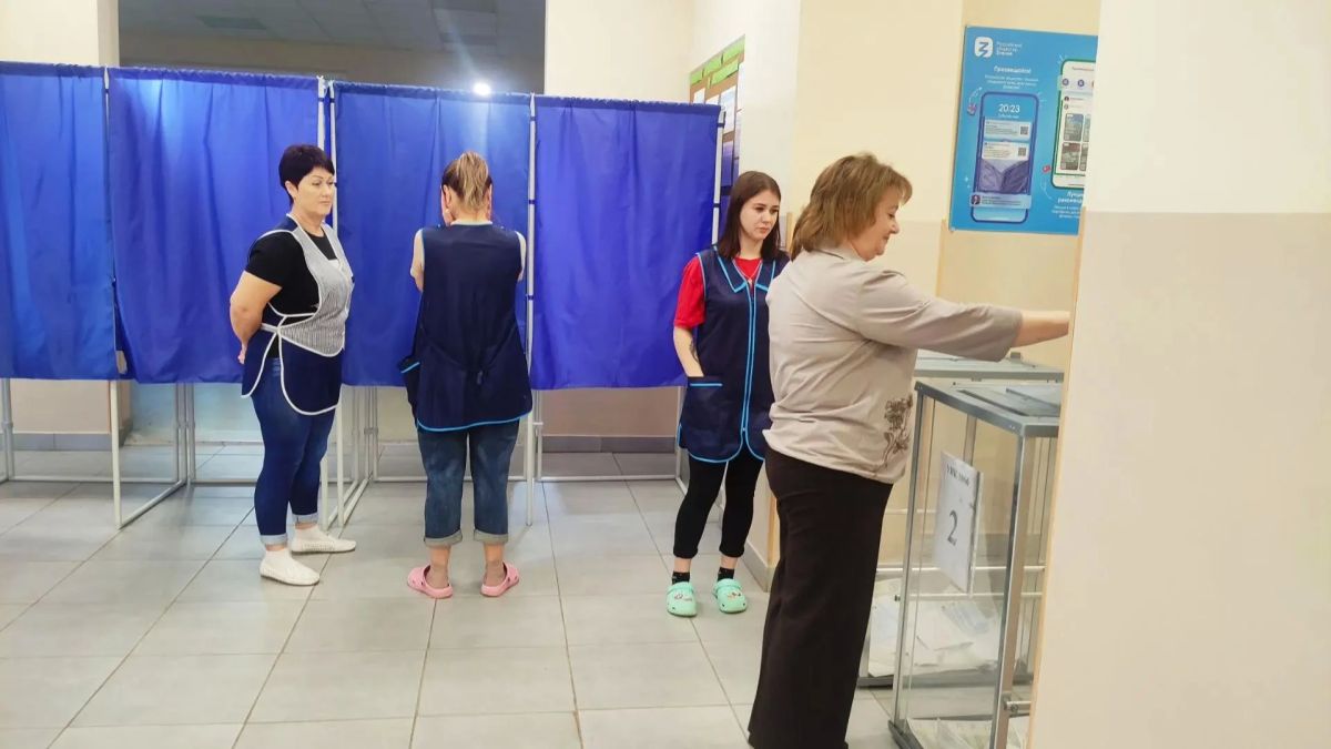 Депутат Старобешевского муниципального совета Светлана Матющенко вместе с трудовым коллективом ГБОУ "Комсомольская школа № 1" исполнили свой гражданский долг на выборах депутатов Государственной Думы РФ Депутат Старобешевского муниципального совета Светлана Матющенко вместе с трудовым коллективом ГБОУ "Комсомольская школа № 1" исполнили свой гражданский долг на выборах депутатов Государственной Думы РФ