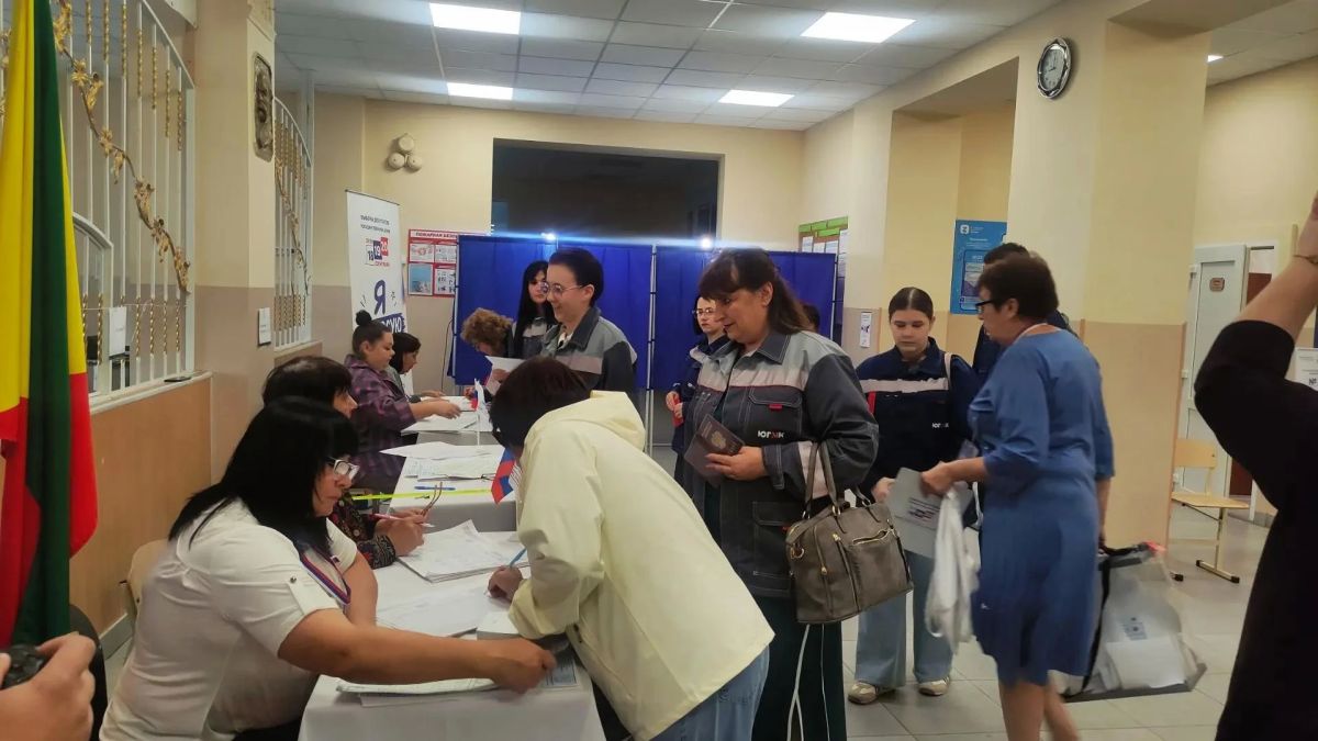 Депутат Старобешевского муниципального совета Виктория Эримитали и трудовой коллектив Филиала № 6 «Комсомольское рудоуправление ООО «ЮГМК ДОНЕЦК» исполнили свой гражданский долг — проголосовали на выборах депутатов... Депутат Старобешевского муниципального совета Виктория Эримитали и трудовой коллектив Филиала № 6 «Комсомольское рудоуправление ООО «ЮГМК ДОНЕЦК» исполнили свой гражданский долг — проголосовали на выборах депутатов...