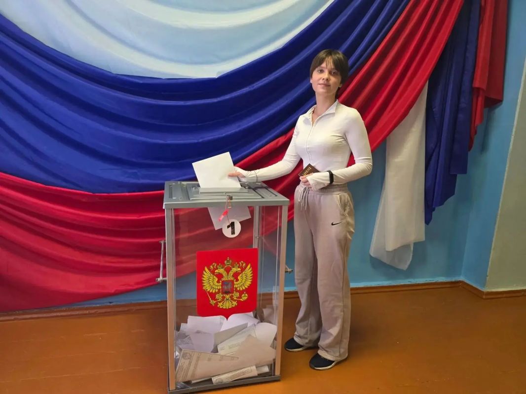 Молодая жительница Ленинского района города Донецка Рената Сердюк впервые пришла на избирательный участок Молодая жительница Ленинского района города Донецка Рената Сердюк впервые пришла на избирательный участок