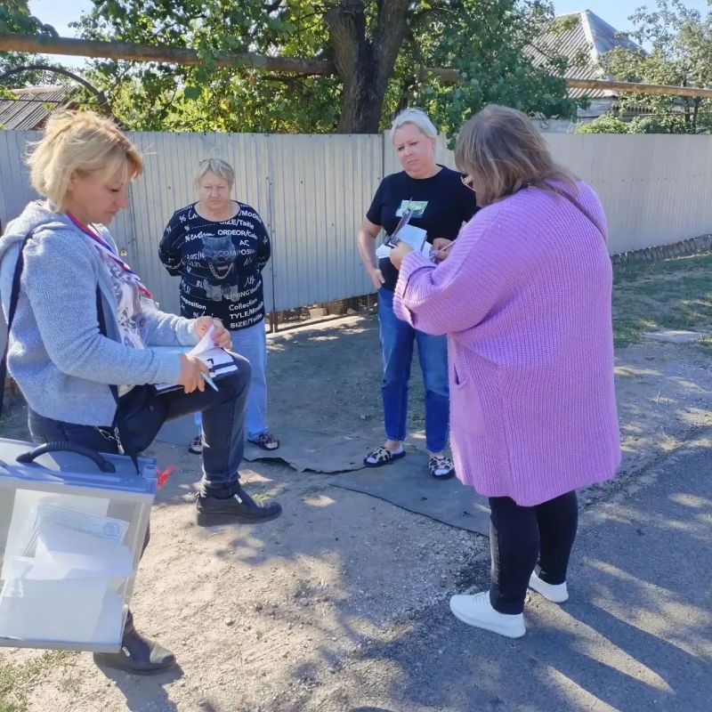 Голосование на дому. В Мангушском муниципальном округе продолжается второй день выборов Голосование на дому. В Мангушском муниципальном округе продолжается второй день выборов
