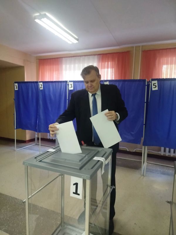 Заместитель главы администрации городского округа Горловка Алексей Ивахненко принял участие в голосовании на выборах депутатов Государственной Думы Российской Федерации
