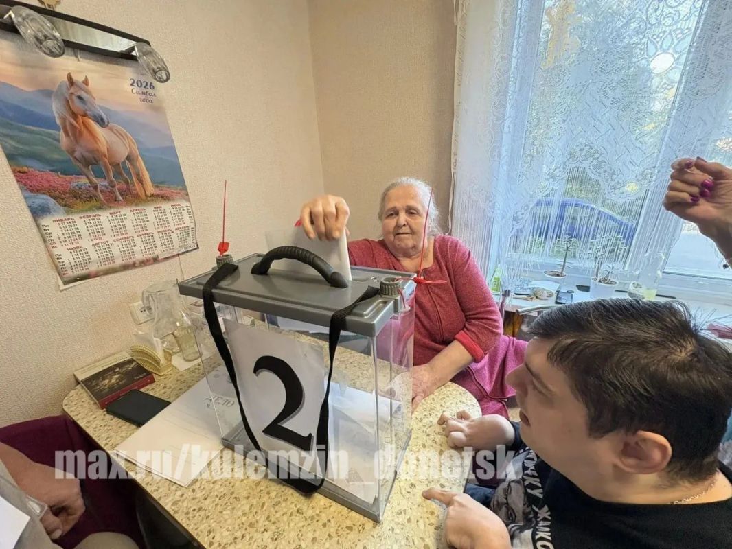 Удобство и доступность. Для тех, кому сложно добраться до участка самостоятельно, организовано голосование на дому Удобство и доступность. Для тех, кому сложно добраться до участка самостоятельно, организовано голосование на дому