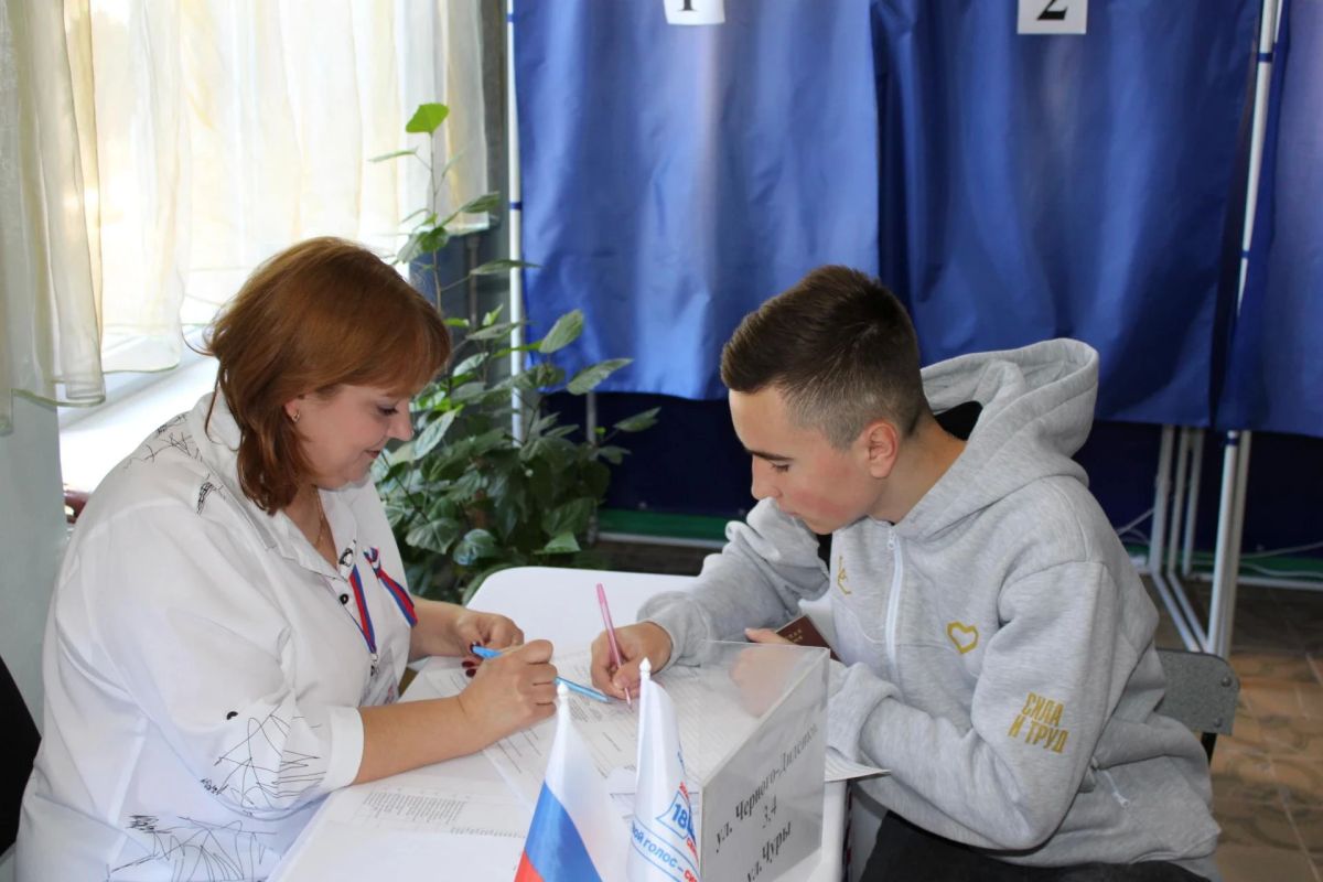 Юный горловчанин Алексей в первый раз принял участие в выборах депутатов Государственной Думы Российской Федерации