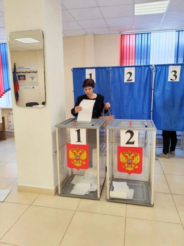 В Снежном проходит второй день голосования В Снежном проходит второй день голосования