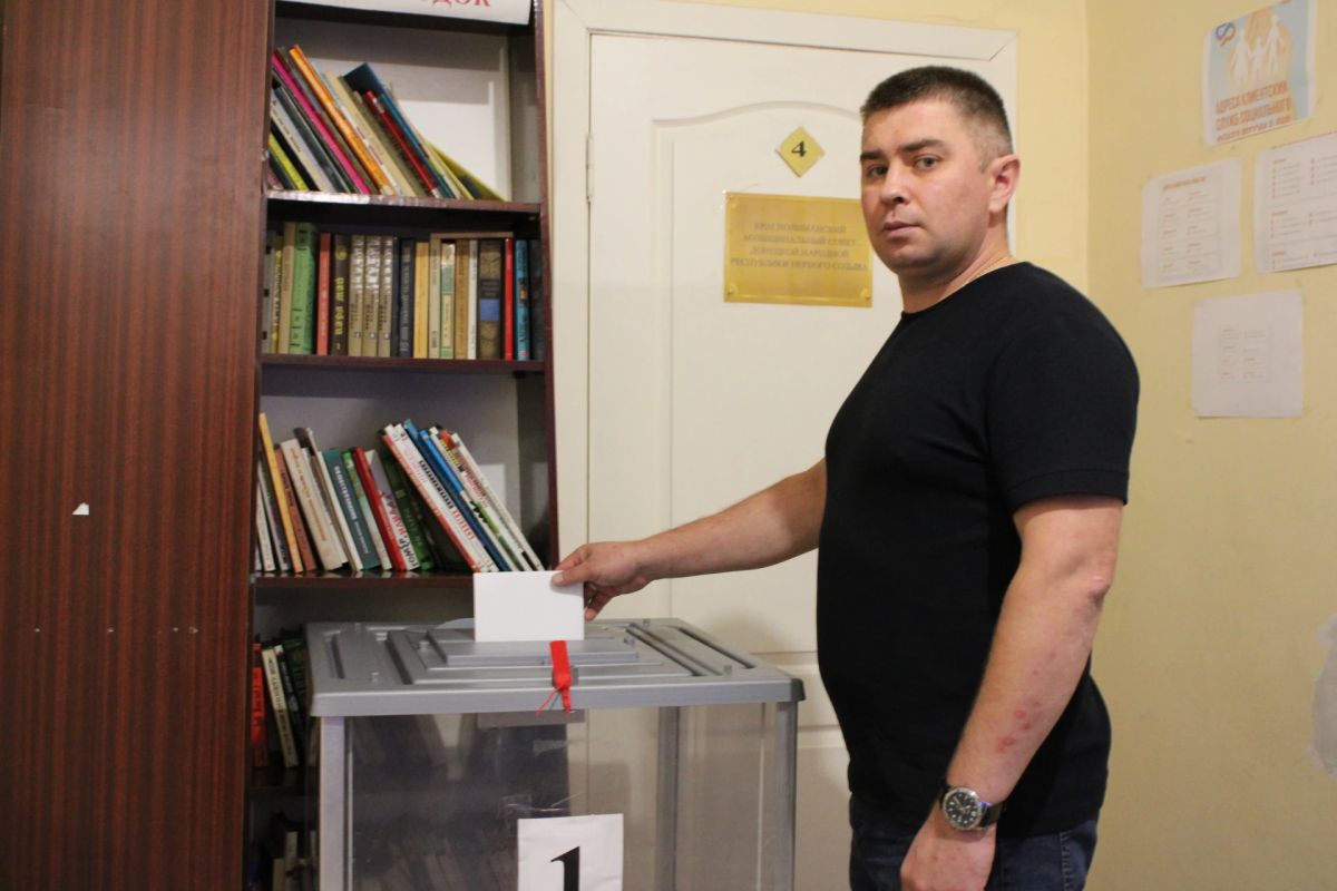 Краснолиманцы продолжают голосовать на выборах депутатов в Государственную Думу Российской Федерации Краснолиманцы продолжают голосовать на выборах депутатов в Государственную Думу Российской Федерации