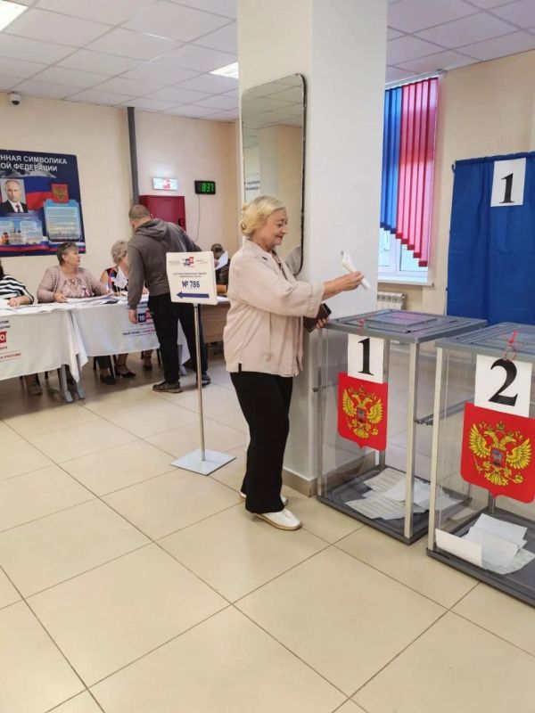 В Снежном проходит второй день голосования В Снежном проходит второй день голосования