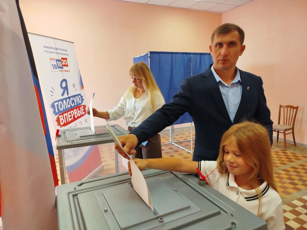 Начальник Марьяновского территориального отдела Николай Пефтиев исполнил свой гражданский долг — он вместе с семьей проголосовал на выборах кандидата в Государственную Думу Начальник Марьяновского территориального отдела Николай Пефтиев исполнил свой гражданский долг — он вместе с семьей проголосовал на выборах кандидата в Государственную Думу