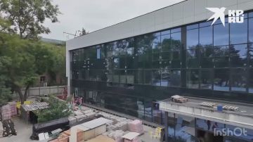 «Пришли исполнить свой гражданский долг»: В Мариуполе на выборах в Госдуму проголосовали восстанавливающие город строители из Санкт-Петербурга