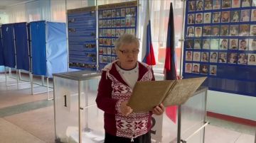 Сегодня на избирательном участке в Советском районе — жительница Макеевки Лидия Геннадьевна Булыга отдала свой голос и поделилась творчеством, прочитав стихотворение