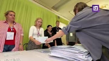 Все избирательные участки закрылись в ДНР — комиссия уже начала подсчет голосов, сообщил корреспондент "Известий" Евгений Быковский