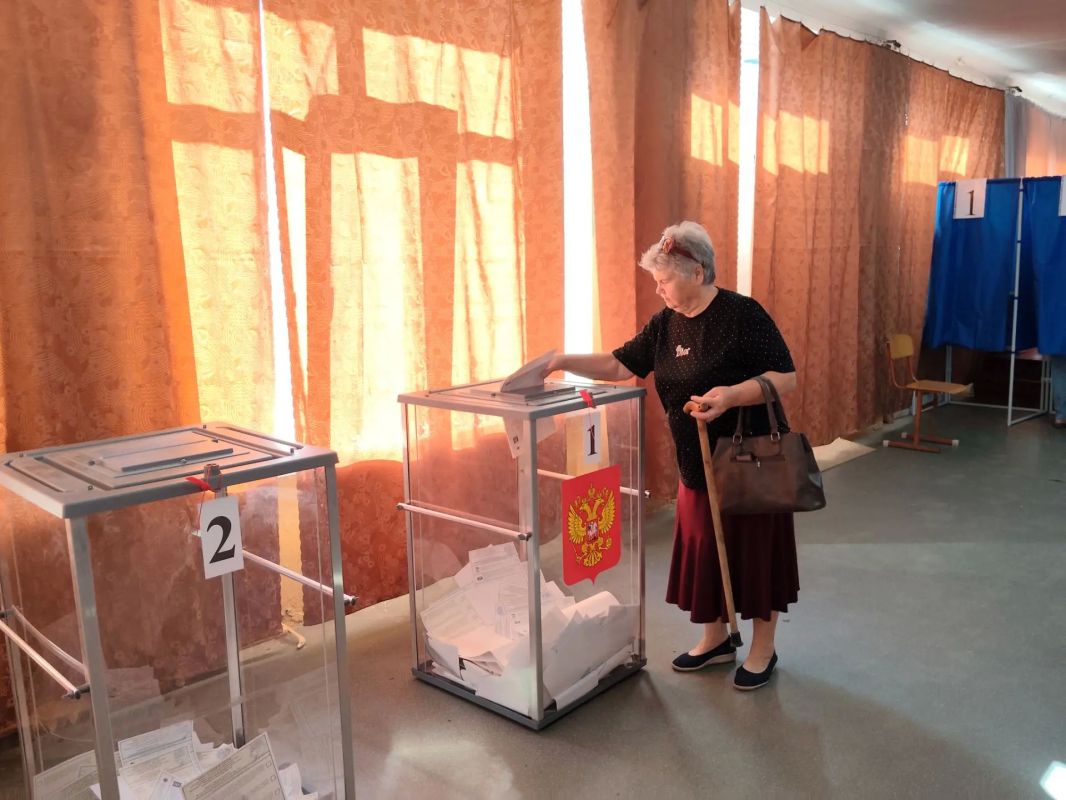 Сегодня, в третий день голосования на избирательных участках Амвросиевского округа по прежнему многолюдно Сегодня, в третий день голосования на избирательных участках Амвросиевского округа по прежнему многолюдно