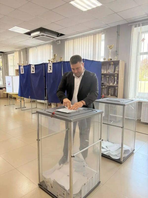 Депутат Мангушского муниципального Совета принял участие в выборах вместе с семьей Депутат Мангушского муниципального Совета принял участие в выборах вместе с семьей