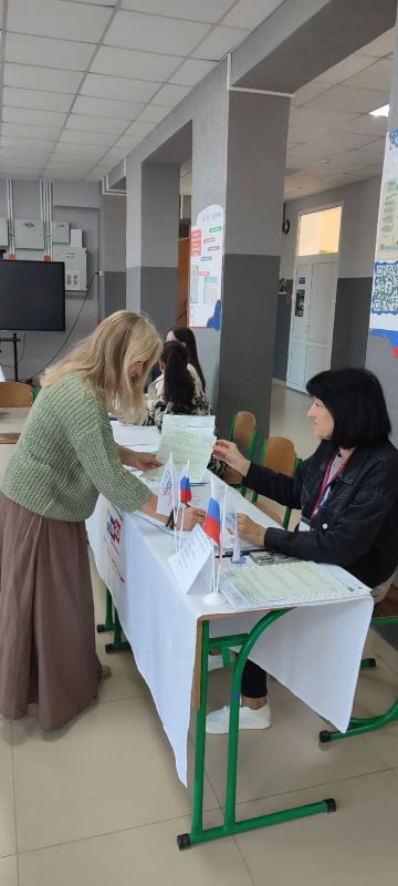 Депутат Мангушского муниципального Совета Светлана Долинская с семьей приняли участие в выборах, проголосовав на своём избирательном участке