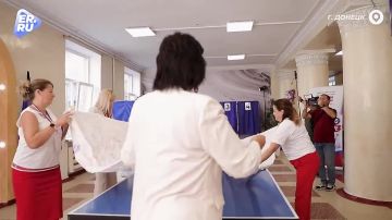 После закрытия избирательных участков члены избирательной комиссии ДНР приступили к подведению итогов голосования