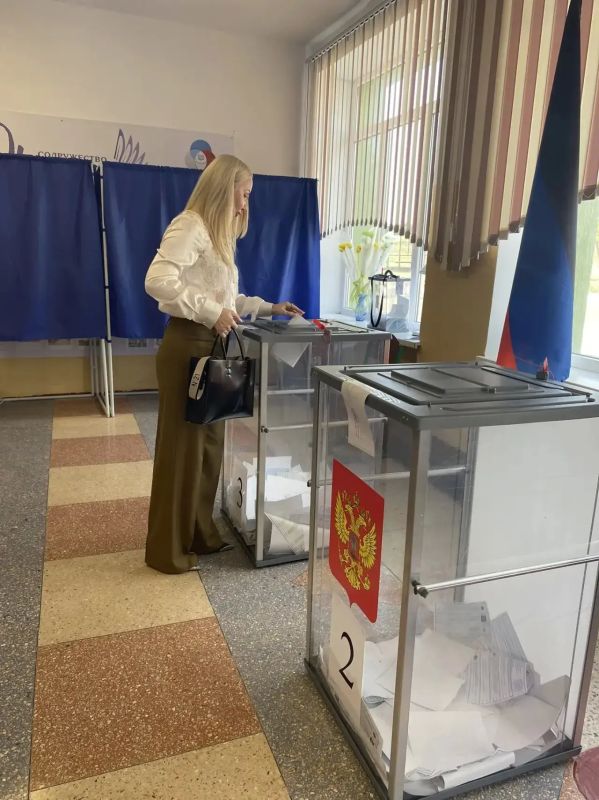 Глава муниципального образования Мангушский муниципальный округ Борис Трима с семьёй проголосовал на выборах в Госдуму Глава муниципального образования Мангушский муниципальный округ Борис Трима с семьёй проголосовал на выборах в Госдуму