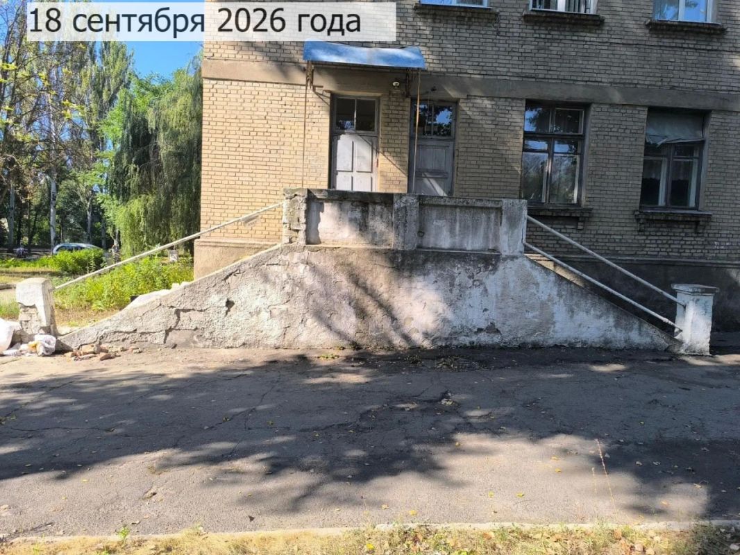 Хроника затянувшегося ремонта: ступени к детскому отделению ЦГКБ №24 начали чинить, но не закончили Хроника затянувшегося ремонта: ступени к детскому отделению ЦГКБ №24 начали чинить, но не закончили