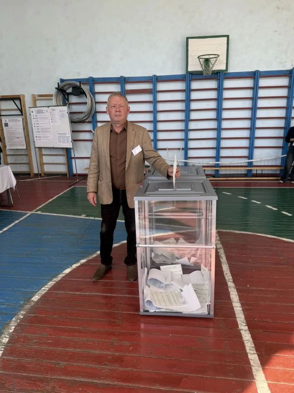 Депутат Торезского городского совета Яна Оприщенко вместе с мужем посетила избирательный участок и отдала свой голос за крепкую семью Депутат Торезского городского совета Яна Оприщенко вместе с мужем посетила избирательный участок и отдала свой голос за крепкую семью