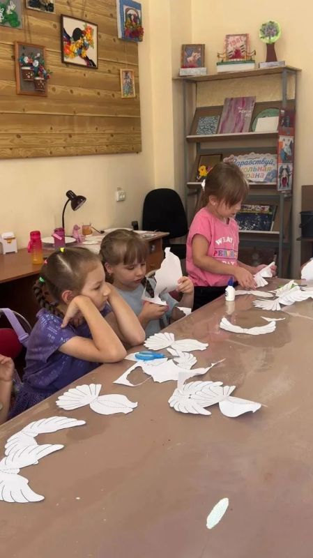 Искусство, согретое душой. В преддверии Международного дня мира во Дворце культуры им. Ленина прошел мастер-класс «Голубь мира» для студии детского танца «Калинка» Искусство, согретое душой. В преддверии Международного дня мира во Дворце культуры им. Ленина прошел мастер-класс «Голубь мира» для студии детского танца «Калинка»