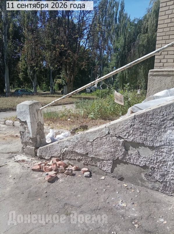 Хроника затянувшегося ремонта: ступени к детскому отделению ЦГКБ №24 начали чинить, но не закончили Хроника затянувшегося ремонта: ступени к детскому отделению ЦГКБ №24 начали чинить, но не закончили