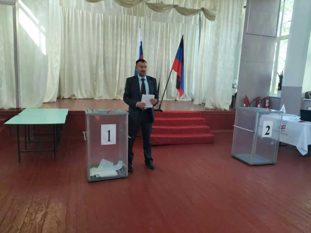 Депутат Старобешевского муниципального совета Сергей Канарь вместе с коллективом ГБОУ "Стыльской школы" исполнил свой гражданский долг на выборах депутатов Государственной Думы РФ