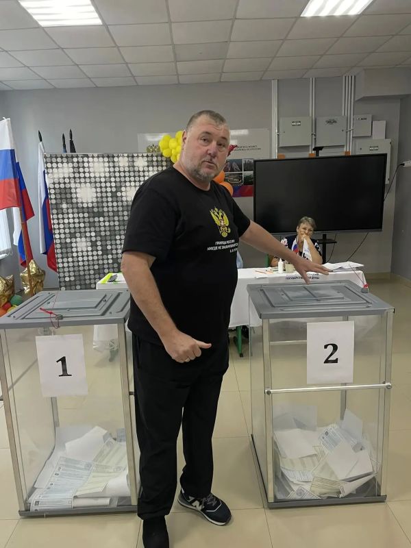 Депутат Мангушского муниципального совета Беш Владимир Васильевич вместе со своей семьей принял участие в голосовании Депутат Мангушского муниципального совета Беш Владимир Васильевич вместе со своей семьей принял участие в голосовании