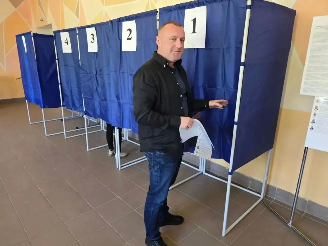 Свой гражданский долг выполнил Валерий Скляров, проголосовав на избирательном участке Свой гражданский долг выполнил Валерий Скляров, проголосовав на избирательном участке