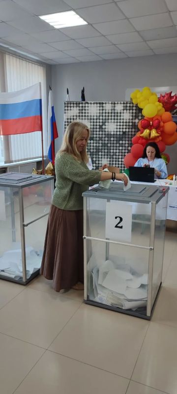 Депутат Мангушского муниципального Совета Светлана Долинская с семьей приняли участие в выборах, проголосовав на своём избирательном участке Депутат Мангушского муниципального Совета Светлана Долинская с семьей приняли участие в выборах, проголосовав на своём избирательном участке