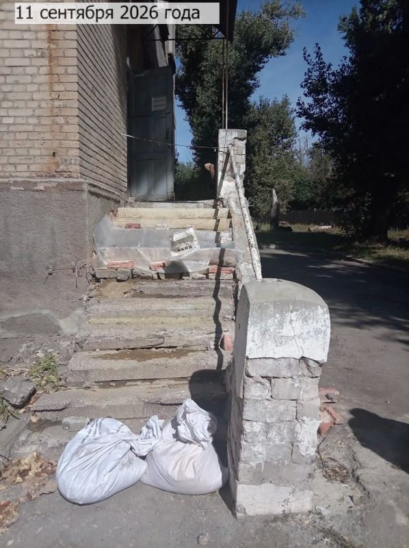 Хроника затянувшегося ремонта: ступени к детскому отделению ЦГКБ №24 начали чинить, но не закончили Хроника затянувшегося ремонта: ступени к детскому отделению ЦГКБ №24 начали чинить, но не закончили