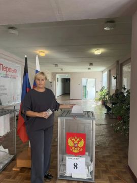 Депутат Торезского городского совета Елена Жирова проголосовала, чтобы поддержать тех, кто действительно заботится о нашей стране