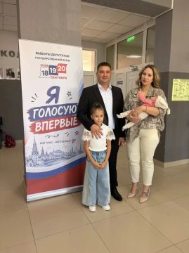Депутат Мангушского муниципального Совета принял участие в выборах вместе с семьей