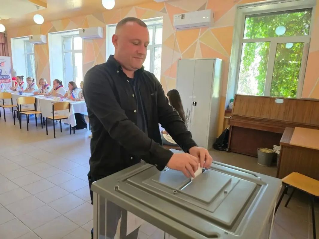 Свой гражданский долг выполнил Валерий Скляров, проголосовав на избирательном участке Свой гражданский долг выполнил Валерий Скляров, проголосовав на избирательном участке