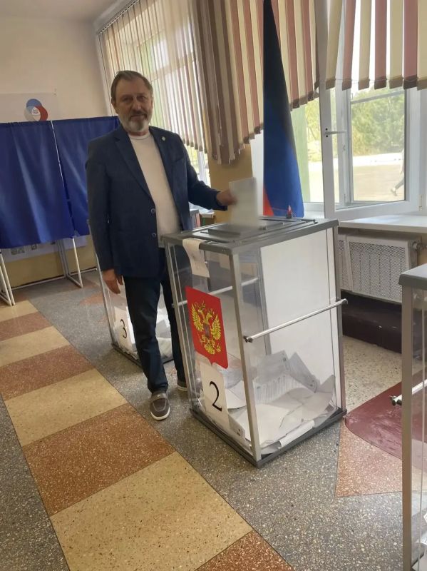 Глава муниципального образования Мангушский муниципальный округ Борис Трима с семьёй проголосовал на выборах в Госдуму Глава муниципального образования Мангушский муниципальный округ Борис Трима с семьёй проголосовал на выборах в Госдуму