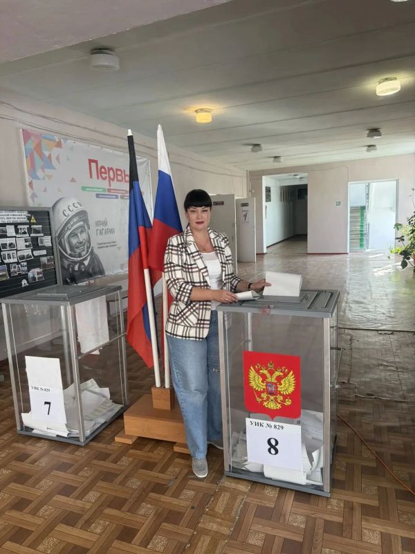 Депутат Торезского городского городского совета Анна Матраева пришла отдать за свой голос за возможность изменить жизнь к лучшему, прежде чем получить бюллетень для голосования, пообщалась с членами участковой избирательной...