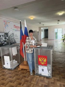 Депутат Торезского городского городского совета Анна Матраева пришла отдать за свой голос за возможность изменить жизнь к лучшему, прежде чем получить бюллетень для голосования, пообщалась с членами участковой избирательной...